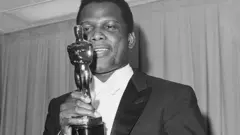 Poitier con su Oscar en 1963.