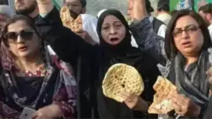 रोटी लेकर प्रदर्शन करते पाकिस्तान के लोग