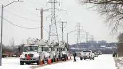 Dondurucu soğuklar nedeniyle Teksas eyaletinde elektrik üretim kapasitesi yarıya düştü.