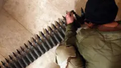 Кучсизлантирилган уранли ўқларни тахлаётган ҳарбий