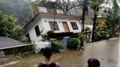 দক্ষিণ ভারতের কেরালায় অতিরিক্ত বৃষ্টিপাতের পর নদীগুলোর কূল ছাপিয়ে ওঠা ব্যাপক প্লাবনে বেশ কয়েক জনের মৃত্যু হয়েছে, শহর ও গ্রাম বিচ্ছিন্ন হয়ে গেছে।