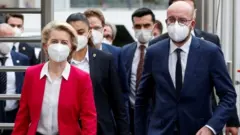 AB Komisyonu Başkanı Von der Leyen (solda) ve Avrupa Birliği Konseyi Başkanı Charles Michel