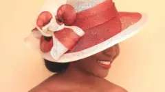 une dame en chapeau