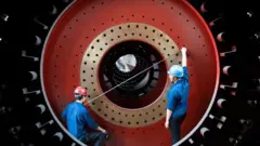 জিয়াংশু প্রদেশের একটি কারখানায় তৈরি হচ্ছে চীনের বেল্ট এ্যান্ড রোড প্রকল্পের ভারী যন্ত্রপাতি