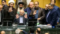 انتخاب هیان رئیسه مجلس برای سال اخر دوره یازدهم امروز برگزار شد. محمدباقر قالیباف برای چهارمین سال متوالی رئیس مجلس ماند