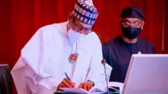 Buhari signs 2022 budget: Muhammadu Buhari worry for Nigeria budget e sign New Year's eve