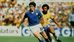 Paolo Rossi compite por la pelota con Leovegildo Lins da Gama Júnior, de Brasil