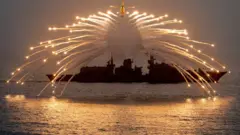 Вертолет над HMS Richmond британского Королевского флота