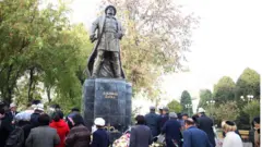 Алымбек датканын Ош шаарындагы эстелиги