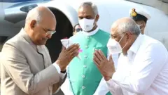 રાષ્ટ્રપતિ રામનાથ કોવિંદ ગુજરાત મુલાકાત દરમિયાન મુખ્ય મંત્રી ભૂપેન્દ્ર પટેલ અને રાજ્યપાલ દેવવ્રત આચાર્ય સાથે