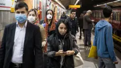 نگرانی کارشناسان از لغو محدودیت‌های مربوط به کنترل کرونا در ایران