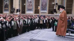 در سخنرانی امروز آیت الله خامنه ای فرمانده کل سپاه پاسداران و رئیس سازمان بسیج مستضعفین حضور داشتند
