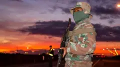 Un soldat posté sur une route en Afrique du Sud le 14 avril