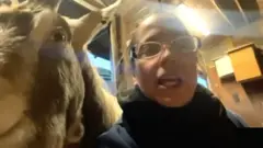 ماعز جائع يقتحم مقابلة على الهواء