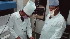 Чақалоқни текшираётагн шифокорлар