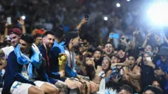 ලෝක කුසලාන උන්මාදයෙන් රොඳ බැඳී ආර්ජන්ටිනාවේ දහස් සංඛ්‍යාත වැසියෝ