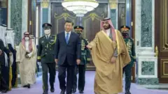ولي العهد السعودي يستقبل الرئيس الصيني في الرياض في ديسمبر الماضي