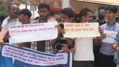 आन्दोलनरत विद्यार्थी
