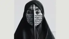 تكشف شيرين نشأت في الصورة التي تحمل اسم "الصمت المتمرد" (1994) النقاب عن موضوعات متضاربة ومتعارضة، تُظهر فيها الضعف والعدوان مثلا في آن واحد