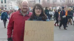 David, 13 ans, manifeste pour le climat avec son père à Bruxelles.