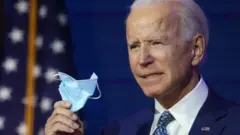Joe Biden con una mascarilla