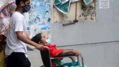 বাংলাদেশে করোনা সংক্রমণের হার গত ক'দিনে দ্রুত বেড়েছে।