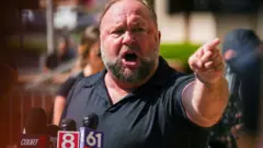 অ্যালেক্স জোনস, উগ্র ডানপন্থী রেডিও শো হোস্ট এবং ষড়যন্ত্র তত্ত্বে বিশ্বাসী।