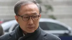 다스 자금 횡령과 뇌물수수 의혹을 받고 있는 이명박 전 대통령이 지난 1월 8일 오후 서울 서초구 서울고등법원에서 열린 특정범죄가중처벌법상 뇌물 등 항소심 결심공판에 출석하고 있다