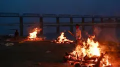 এলাহাবাদে গঙ্গাতীরে কোভিডে মৃতদের গণদাহ। ৫ মে, ২০২১