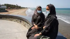 امرأتان من عمان في العاصمة مسقط أكتوبر/تشرين الأول 2020