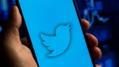 Dans cette photo d'illustration, le logo Twitter est affiché sur un smartphone