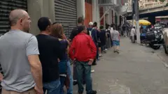 Fila em frente ao restaurante Bom Prato do bairro Campos Elíseos, no centro de São Paulo