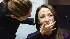 রিপোর্টার নাতালি লিসবোনাকে নতুন লাই ডিটেকটর প্রযুক্তি দেখাচ্ছেন অধ্যাপক হানেইন