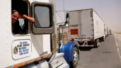 Camionero en la protesta en la frontera entre México y EE.UU.