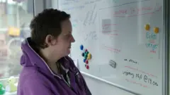 Аурелия Броуверс перед доской, на которой она отмечала дни до своей смерти