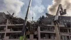Edifício parcialmente destruído após bombardeio russo em Kyiv