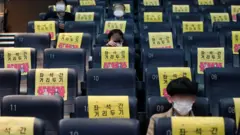 개편된 거리두기 조치가 실시되면 PC방과 영화관 등은 좌석간 거리두기를 하지 않고도 운영이 가능해진다