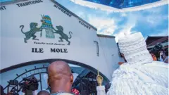 Ooni ti Ile Ife n wọ Ipebi lọ