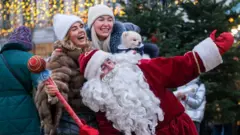 Дід Мороз з перехожими