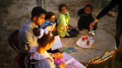Un homme fait la lecture à un groupe d'enfants dans un jardin palestinien