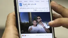 İsrail hükümeti, Mohamed Ramadan'ın İsrailli futbolcu Diaa Saba'yla çektirdiği fotoğrafı paylaştı.