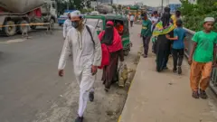 ঢাকার রাস্তা ঘাট খুলে যাওয়ায় আবার মানুষের চলাচল চোখে পড়ছে