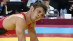 چهره محسن حاجی‌پور در مسابقات کشتی قهرمانی جهان در سال ۲۰۱۱ لحظه‌ای که از مربی‌اش می‌پرسد که باید کشتی برده را عمدا ببازد تا در دور بعد با کشتی‌گیر اسرائیلی روبرو نشود