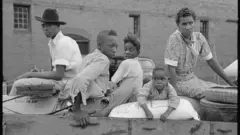 na foto, uma família de agricultores negros em Oklahoma