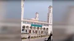 "صلوا في بيوتكم"...مؤذن يبكي خلال أدائه الأذان