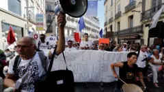 Sağlık ve itfaiye çalışanları geçen ay hükümetin planlarını protesto eylemleri düzenlemişti