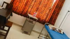 হাসপাতালের ওয়ার্ডে রাফিয়াকে আর সকলের কাছ থেকে বিচ্ছিন্ন করে রাখা হয়।