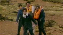 東福克蘭島布拉夫灣岸上剛從加拉哈德爵士號脫險的香港海員（8/6/1982）