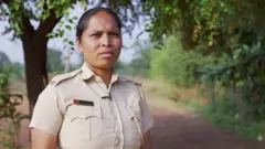 घटना के बाद बीबीसी की टीम ने कुछ वनरक्षकों से बात की और जानने की कोशिश की कि इस काम में उन्हें किन कठिनाइयों का सामना करना पड़ता है.