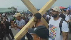 ජෙහාන් අප්පුහාමි කුරුසය කර තබාගෙන ගාලු මුවදොර අරගල භූමියට පැමිණෙයි